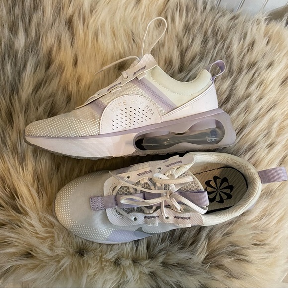 Women’s Nike Airmax - Picture 3 of 5